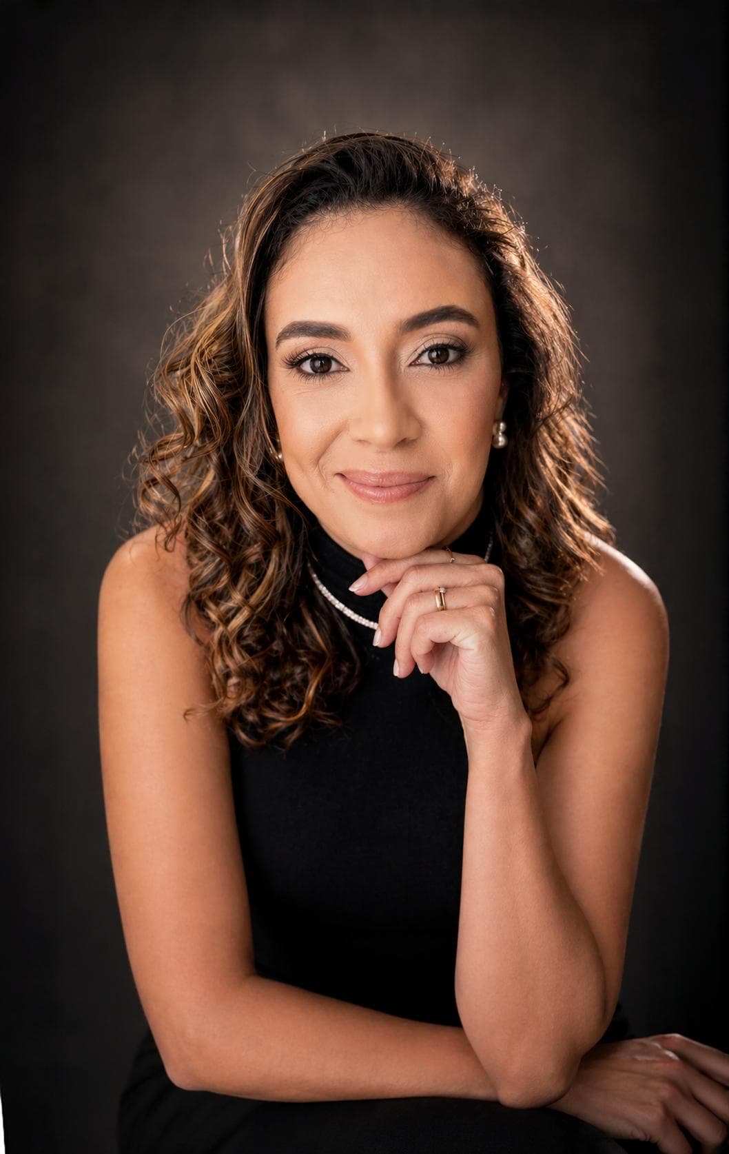 Dra. Rafaela Lacerda em retrato profissional com postura acolhedora